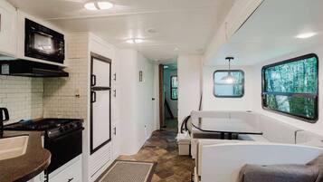 Kjøleskap, mikrobølgeovn, kokeplater og kjøkkenutstyr