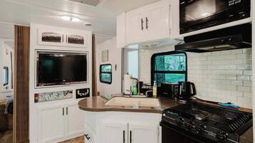 Réfrigérateur, four à micro-ondes, surface de cuisson