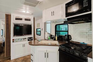 雪櫃、微波爐、爐具、廚房用具/餐具/器皿