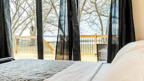 2 bedrooms, WiFi, bed sheets - 2-bedroom Lake Front Cottage in Harwood, ON #2 (Gores Landing)