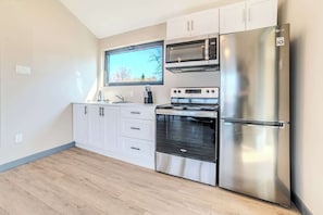 Frigorífico, microondas, horno y placa de cocina