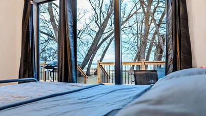 2-bedroom Lake Front Cottage in Harwood, ON #4