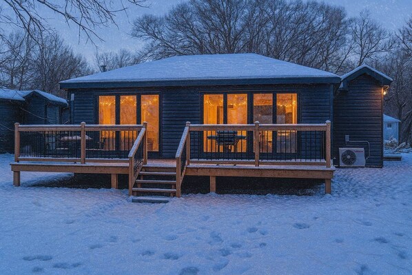 Exterior - 2-bedroom Lake Front Cottage in Harwood, ON #4 (Gores Landing)