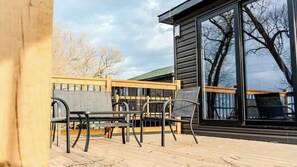 Outdoor dining - 2-bedroom Lake Front Cottage in Harwood, ON #4 (Gores Landing)