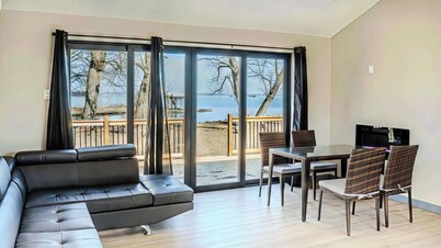 2-bedroom Lake Front Cottage in Harwood, ON #4