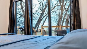 2 bedrooms, WiFi, bed sheets - 2-bedroom Lake Front Cottage in Harwood, ON #4 (Gores Landing)