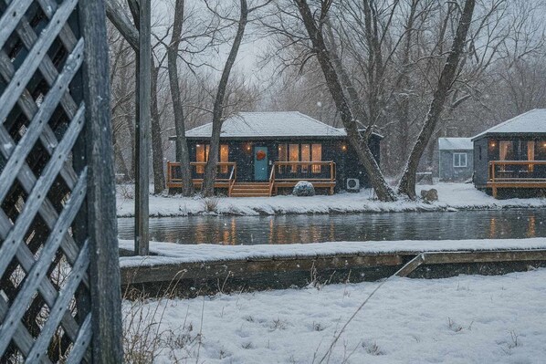 Exterior - 2-bedroom Lake Front Cottage in Harwood, ON #5 (Gores Landing)