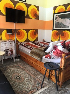 5 bedrooms, individually furnished, bed sheets