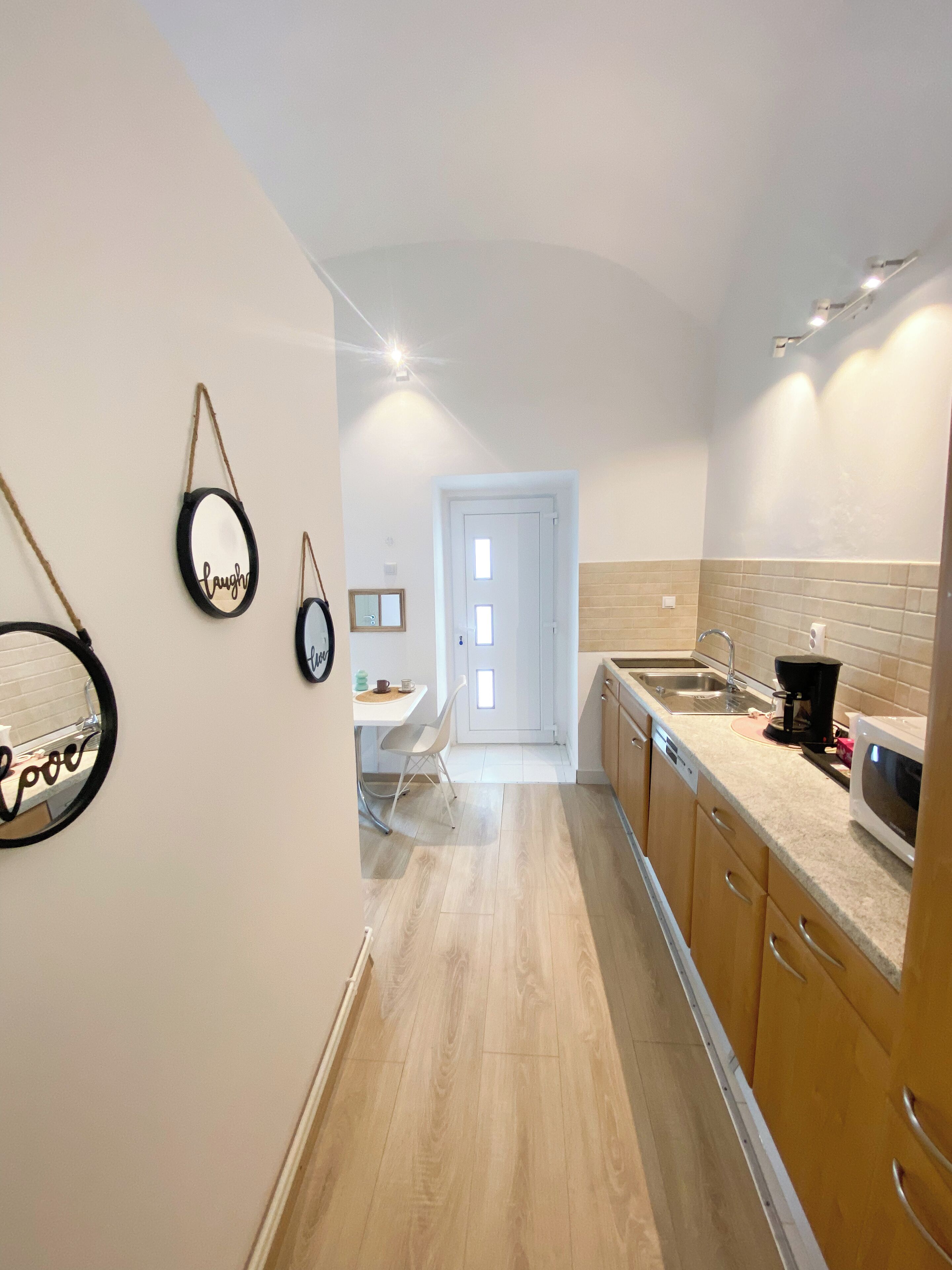 Microondas, placa de cocina, lavavajillas