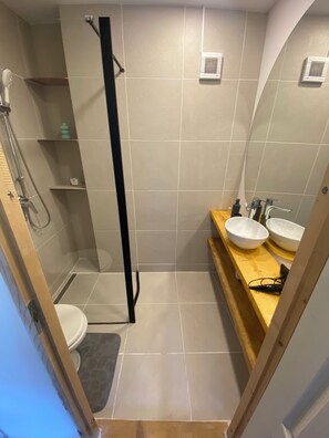 Asciugacapelli, asciugamani, sapone, carta igienica