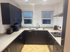 Private kitchen - Stylish 3 bed flat in city centre of Dunfermline (Dunfermline)
