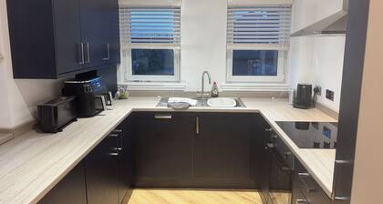 Stylish 3 bed flat in city centre of Dunfermline