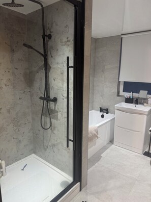 Towels, soap, toilet paper - Stylish 3 bed flat in city centre of Dunfermline (Dunfermline)