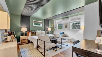 4 bedrooms, in-room safe, desk, iron/ironing board