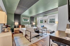 4 bedrooms, in-room safe, desk, iron/ironing board