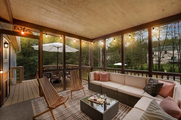 スマートテレビ、暖炉、テレビゲーム、テーブルサッカー台