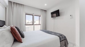 1 habitación, escritorio, tabla de planchar con plancha y cuna de viaje 