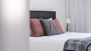 1 quarto, escrivaninha, ferros/tábuas de passar roupa, berço de viagem
