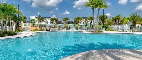 Una piscina al aire libre, una piscina climatizada