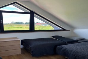 2 bedrooms, travel cot, free WiFi, bed sheets