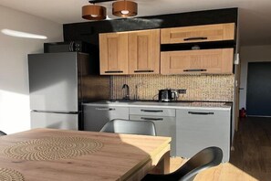 Fridge, microwave, stovetop, coffee/tea maker