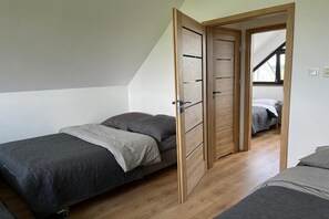 2 bedrooms, travel cot, free WiFi, bed sheets