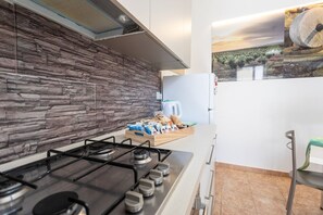 Frigorífic, forn, placa de cuina i cafetera i tetera 