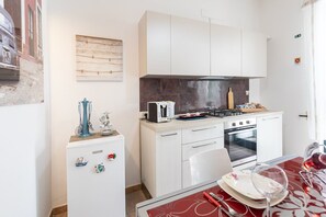 Refrigerador, horno, parrilla de estufa y cafetera y tetera 