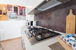 Fridge, oven, stovetop, coffee/tea maker