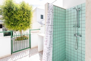 Shower, bidet, towels