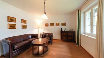 Classic Suite, Courtyard View | Living area