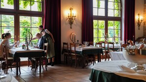 Lunch and dinner served, garden views  - Hofgut Albführen - Hotel & Restaurant (Dettighofen)