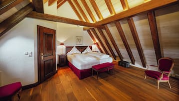 Luxury-Maisonette, KĂŒche, Blick auf den Innenhof | Zimmersafe, BĂŒgeleisen/BĂŒgelbrett, kostenloses WLAN