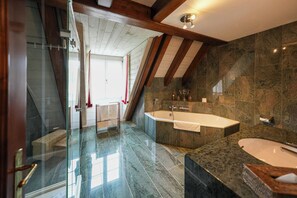 Appartement Duplex Luxe, cuisine, vue cour intérieure | Salle de bain | Sèche-cheveux, chaussons, serviettes fournies, savon