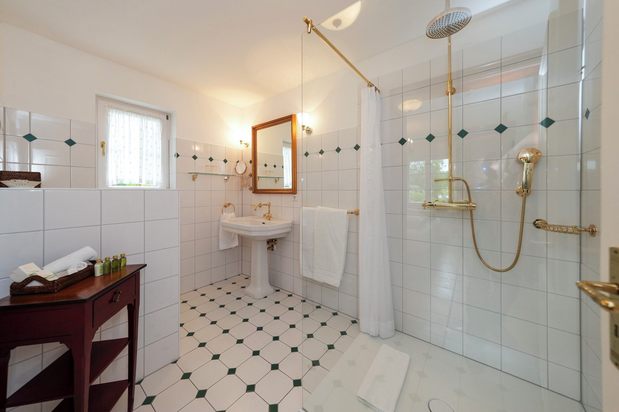 Une salle de bain avec un lavabo, un miroir et une douche.