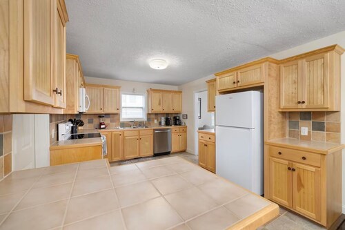 No cleanup chores-Fenced yard, arcade, fire pit, close to casino, I81, downtown.