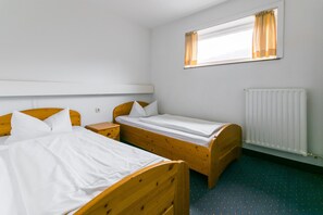1 habitación, muebles diferentes y ropa de cama