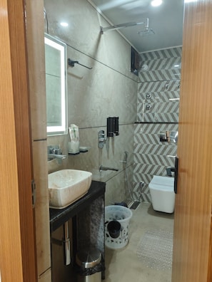 Quarto casal luxo, vista para o vale | Banheiro | Chuveiro, chuveiro com efeito de chuva, toalhas de banho, sabonete