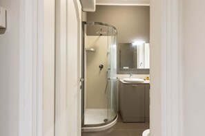 Dusche, Bidet, Handtücher, Toilettenpapier