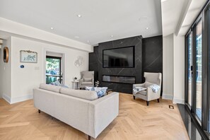 Living area - Luxury House near Lake (Mississauga)