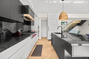 Private kitchen - Luxury House near Lake (Mississauga)