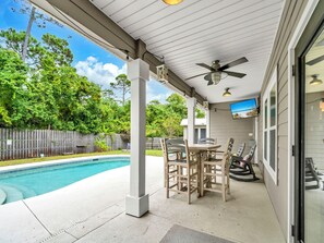 Outdoor dining - ☀️Private Pool - Close to Beach - Free Parking - Pet Friendly (Panama City Beach)