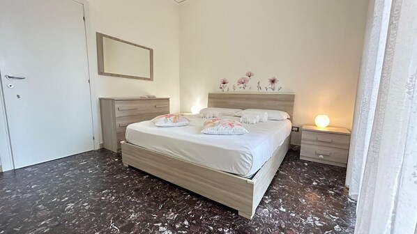 Een strijkplank/strijkijzer, wifi, beddengoed