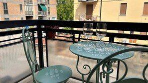 Outdoor dining - In the blue painted pink (Verona)