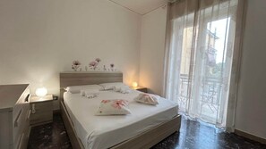 Tabla de planchar con plancha, wifi y ropa de cama