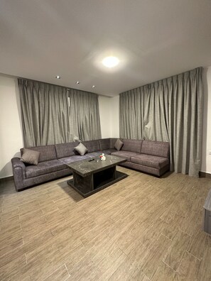 Huoneisto, 1 makuuhuone, esteetön, tupakointi sallittu | Oleskelualue