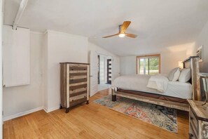3 bedrooms, WiFi, bed sheets - Lakefront Retreat: Private Dock | King Bedrooms (Burnet County)
