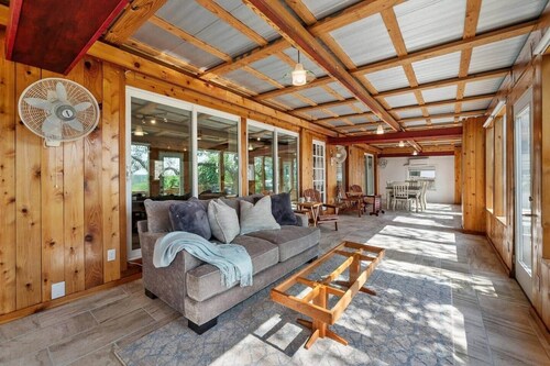 Spacious Lakehouse-Dock-King bds