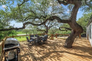 Outdoor dining - Lakefront Retreat: Private Dock | King Bedrooms (Burnet County)