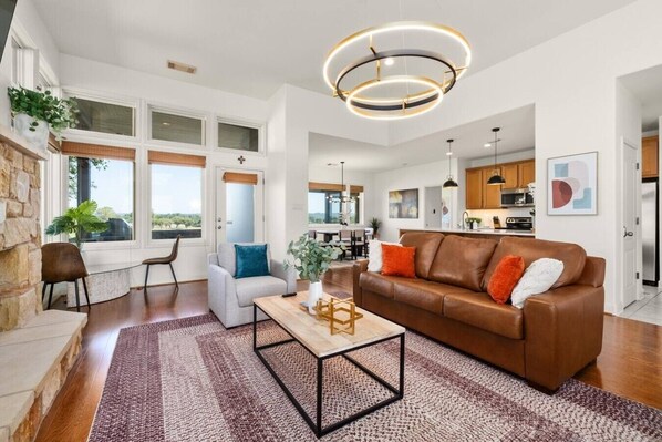 Smart TV, fireplace